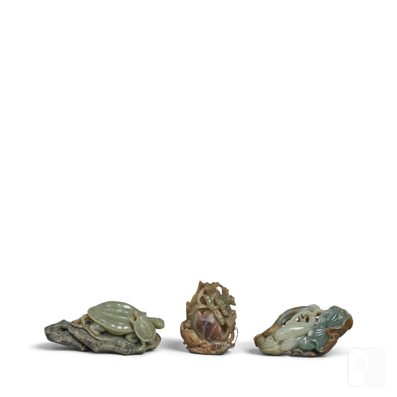 二十世紀 玉石雕龜蟹魚荷擺飾三件 | THREE HARDSTONE CARVINGS OF WATER CREATURES AND WATER PLANTS - 图1
